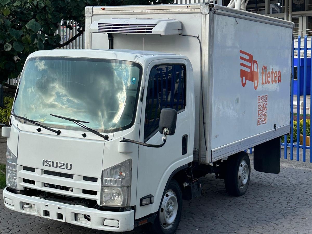 El camión de Fletea, un Isuzu de caja seca de 14.28 m³, listo para cargar